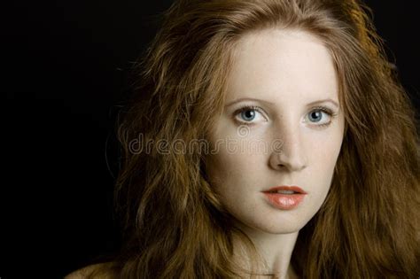 La Jeune Belle Fille Avec Des Taches De Rousseur Photo Stock Image Du