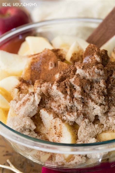 Put half of the sliced apples in crock pot and spoon half of oatmeal mixture on top. Crock Pot Apple Cobbler Recipe - Real Housemoms