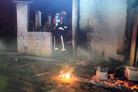 Yangın iki katlı evi kullanılamaz hale getirdi Sakarya Haberleri