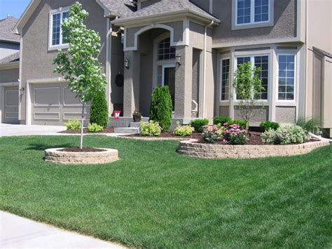 Landscaping ideas for the front of the house. First of all when you plan the home landscaping ideas ...