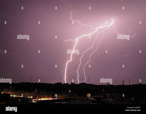 Lightning Bolt Thunderbolt Hi Res Stock Photography And Images Alamy