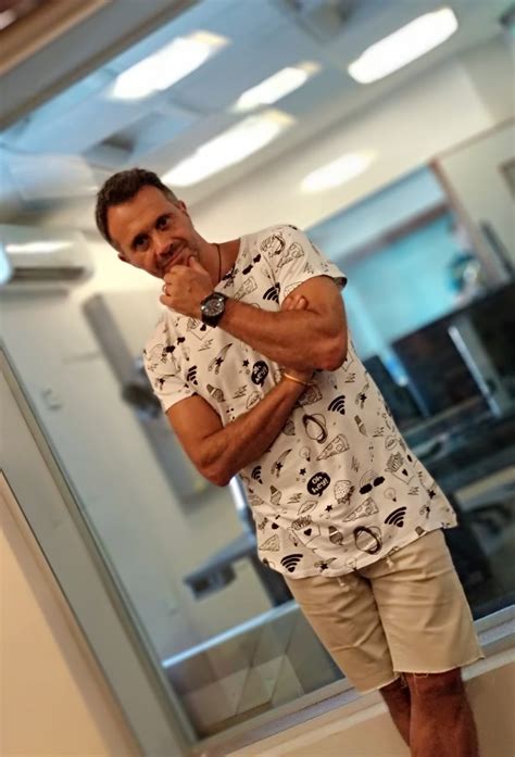 Según confirmó la periodista, recibió la noticia este sábado tras por otro lado, quien debió hacerse el hisopado tras el positivo de vázquez fue sergio lapegüe, quien además de ser el. Sergio Lapegüe y un look... ¡por el que lo llenaron de ...