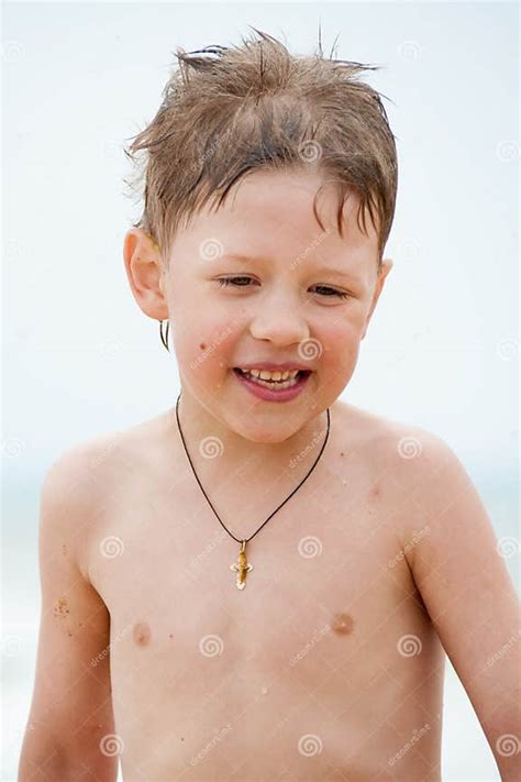 Jongen Op Het Strand Met Een Naakt Torso Stock Foto Image Of Kind