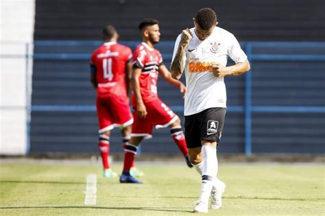 (1987 a 1990 e 1993 a 1995), e hoje é auxiliar geral das categorias de. Atacante Rafael Bilu no jogo contra o River-PI, pela Copa ...