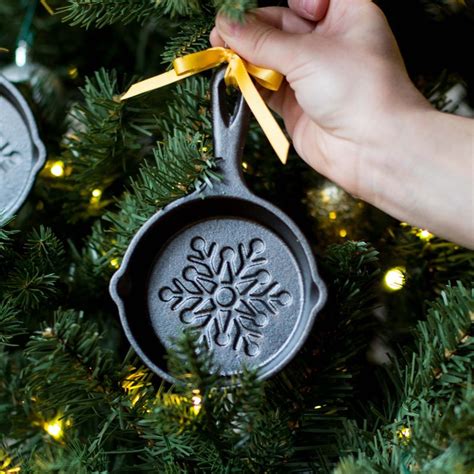 ▻want thumb and controller grips? Lodge Made a Holiday Mini Skillet for Your Christmas Tree