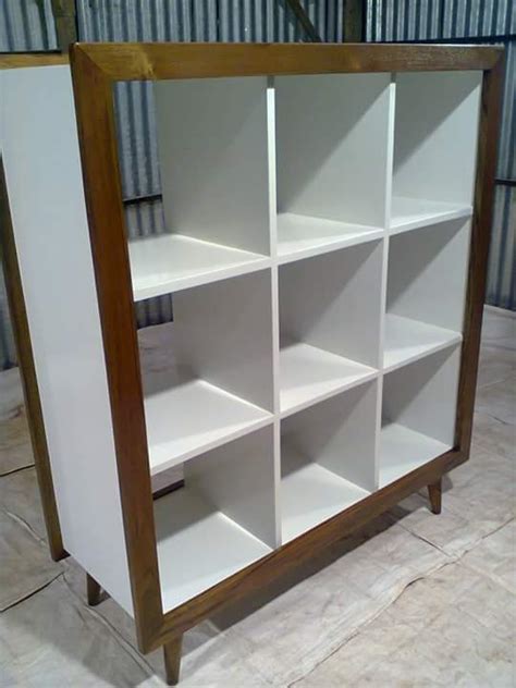 Ini merupakan sebuah cara menata ruang keluarga yang terdiri dari barang yang dimiliki seorang kolektor, seperti tumpuan, gambar. 37 gambar desain lemari rak buku minimalis modern dari ...