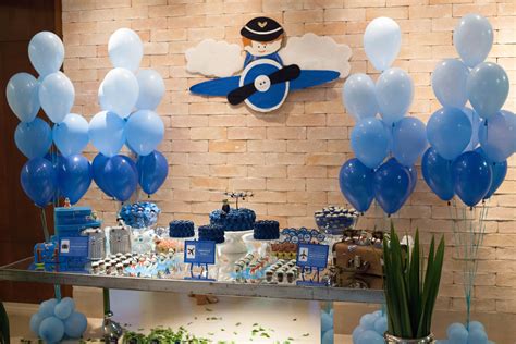 a festa com decoração de aviao 16 anos oliver