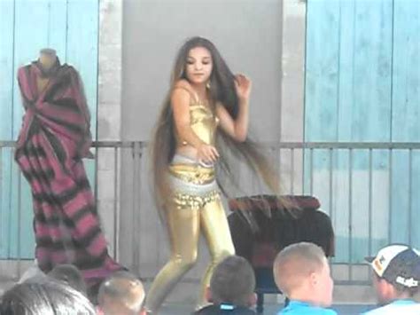 Ola galera aqui vai mais um video meu dessa vez dançando a musica da minha divã anitta. laura 13 ans danse oriental - YouTube