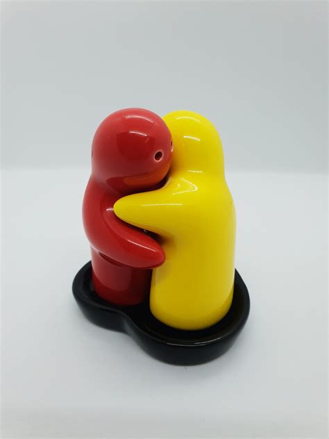 Hugging Yellow And Red Salt And Pepper Ceramic Shakers Cruet Set With Love Heart Tray Yellow
