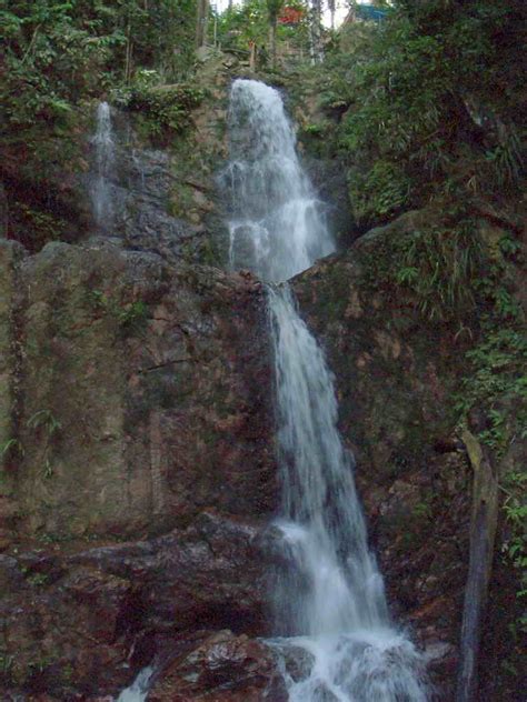 Karena luas an lapangnya# tempat ini sering <b>kali igunakan untuk berbagai kegiatan seperti sarasehan# camping, ataupun berbagai kegiatan lain. Melihat Air Terjun Dengan 7 Tingkat Batang Koban di Riau