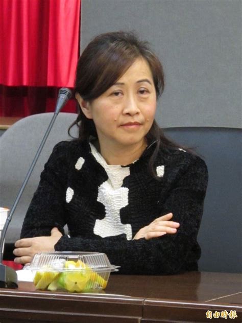 林奕華同時也是一位公开的同性恋者，曾於1989年在香港藝術中心策劃了第一屆的「香港同志電影節」，其後更當了該影展九年總監。 與同是香港文化人的 邁克 曾是好友，而邁克亦有參與林奕華的舞臺劇製作，如在《 張愛玲，請留言 》中任文本顧問及為《 半生. 國民黨中央接棒出擊 酸小英炒地「神投資」 - 政治 - 自由時報電子報
