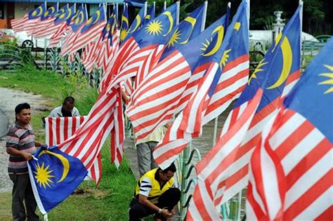Bendera malaysia yang dikenal dengan nama jalur gemilang seharusnya bergambar bulan sabit berwarna emas dengan bintang bersudut 14 dan 14 garis merah dan putih yang melambangkan 13 negara bagian dan satu wilayah federal. Kempen Kibarkan Jalur Gemilang Sempena Bulan Kemerdekaan ...
