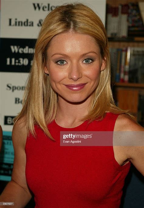 Kelly Ripa Joins Her Sister At A Booksigning For Linda Ripas Photo