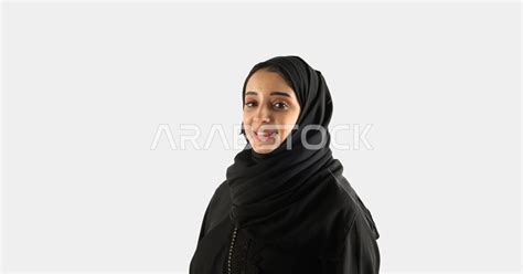 بورتريه لامرأة عربية خليجية سعودية ترتدي الزي السعودي التقليدي وتنظر إلى الكاميرا، إيماءات وجه