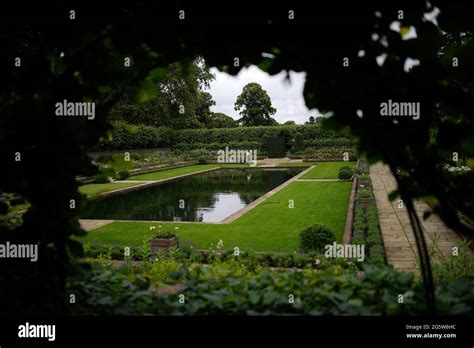 Una Jardinera Trabaja En El Jardín Sunken En El Palacio De Kensington