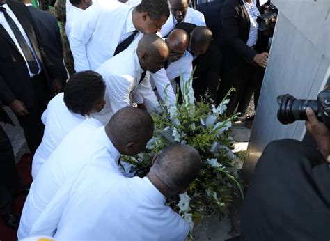 Tanta gente que dio su vida por este tipejo que sigue siendo un liberal/cachurecorecuerde suscribirse a pawasta news y compartir. Tiroteo en Haití tras presidente depositar flores en ...