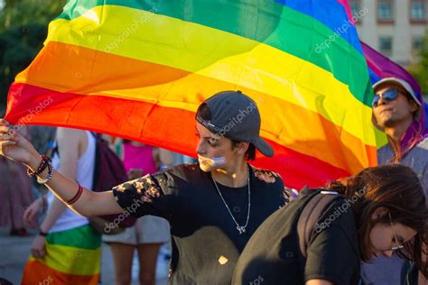 madrid españa 26 de julio de 2022 chica lesbiana con una bandera arcoíris en desarrollo