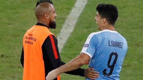 El réferi fifa, de nacionalidad brasileña, arremetió contra el defensor chileno, que provocó. Eliminatoria Qatar 2022: Uruguay vs Chile: posibles ...