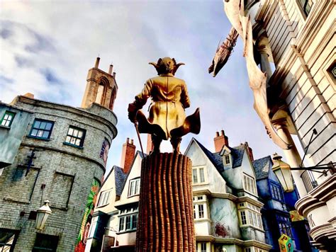 Wizarding World Of Harry Potter Diagon Alley 101 Theme Park Professor