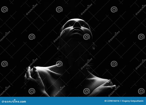 Silueta Desnuda Bajo Luz En La Oscuridad Foto De Archivo Imagen De Misterioso Forma