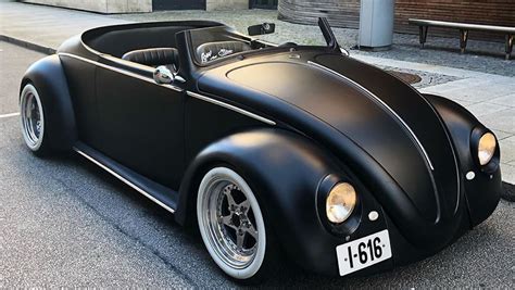 Volkswagen Beetle De 1961 Es Tranformado En Un Descapotable Negro