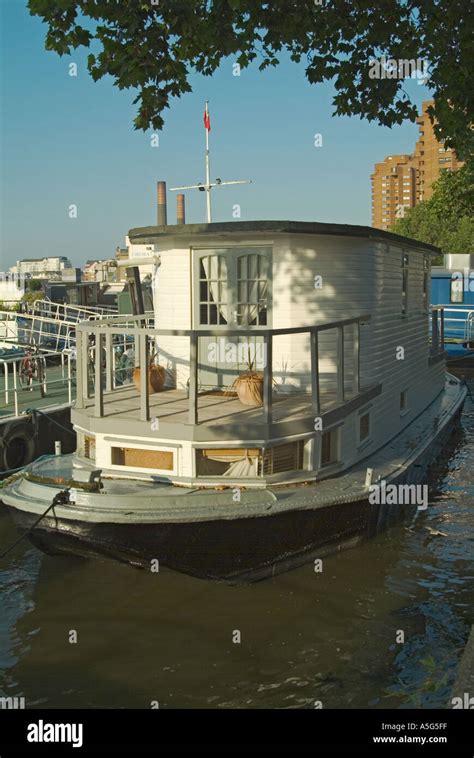 Houseboat On The River Thames At Chelsea Wharf London England Uk Stock