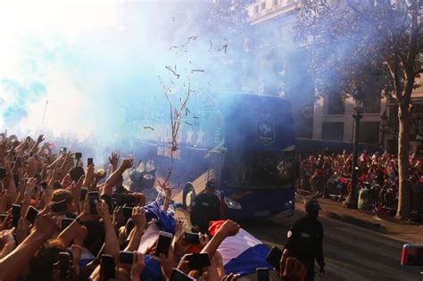 Ordenação padrão ordenar por popularidade ordenar por média de classificação ordenar por mais recente ordenar por preço. Seleçao da França é recebida com festa em Paris (FOTO) (3)