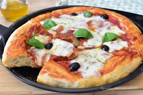 Pizza Rotonda Fatta In Casa Ricetta Da Pizzeria Poco Lievito