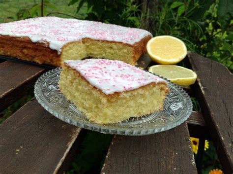 In die form füllen und im ofen ca. Zitronen- Buttermilch- Kuchen | Buttermilchkuchen, Kuchen ...