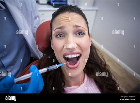 Dentista Inyectar Anestésicos En Asustada Paciente Boca En La Clínica