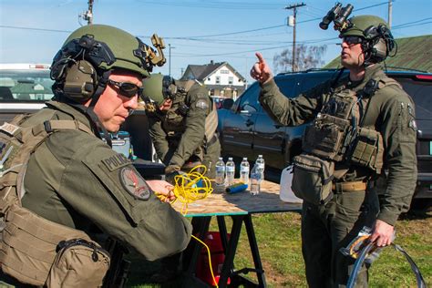 Washington State Patrol Swat Trains At Centralia College The Daily