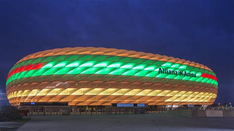 Allianz arena is lit up in red when bayern munich plays, in blue when 1860 munich plays, and in white when in use by the german national team. Weltpremiere McDonald's: Allianz Arena als Burger beleuchtet