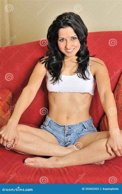 Reizvolle Junge Hispanische Frau Auf Couch Stockbild Bild Von Haupt