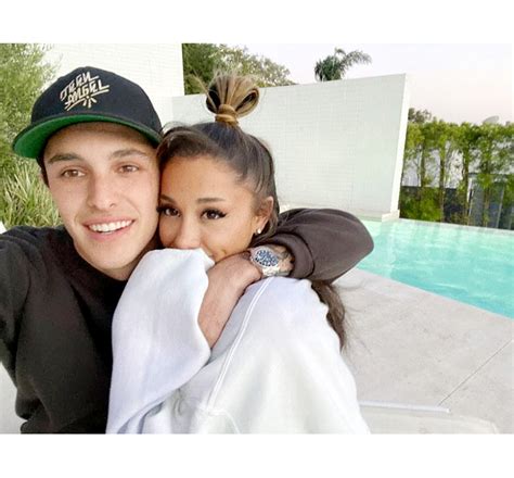 Die hochzeit von ariana grande und immobilienmakler dalton gomez fand geschützt vor den augen der öffentlichkeit in ihrem haus im kalifornischen montecito statt. Ariana Grande, Dalton Gomez Are 'Serious,' 'They've Fallen ...
