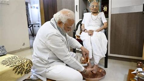 Heeraben Modi Pm Narendra Modis Mother Hiraben Modi Hiraba Modi