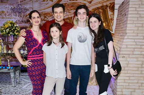 Tão olhando aí nas pessoas que eu sigo, pegando os contatos comerciais no. Vem ver momentos da festa de Helena, filha de Rodrigo Faro ...