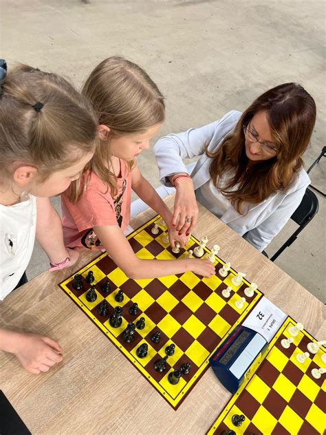 WARS i SAWA grają w szachy Program nauki gry dla najmłodszych już po