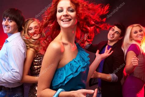 Taina costa dançando em seu novo duplex. Jovem menina dançando com os amigos — Fotografias de Stock © pressmaster #126761364