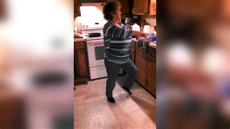 Oma Tanzt Sich In Küche Weg
