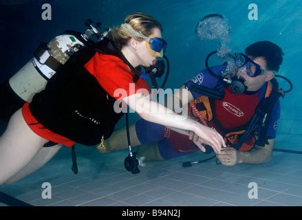 Junge Frau Zum Scuba Tauchen Stehen Im Pool Von Regler Von Unter Wasser Zu Atmen Lernen Lernen