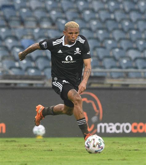 Today's mtn8 quarterfinal clash between the buccaneers and swallows fc gets underway at 18:00 at the orlando stadium. Kaizer Chiefs and Orlando Pirates in latest transfer news | adeex.co.za