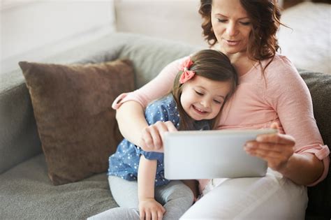 Madre E Hija Viendo Videos En Una Tableta Foto Gratis