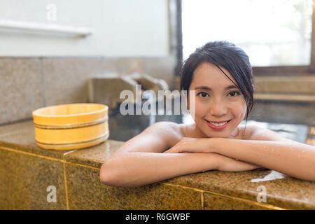 Jeune Japonaise Echelle Traditionnel Onsen Hot Spring Photo Stock Alamy