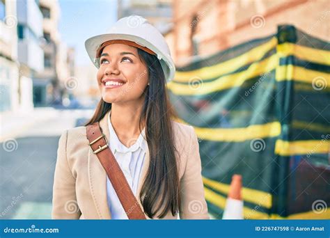 joven arquitecta latina sonriendo feliz de pie en la ciudad foto de archivo imagen de