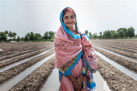 Female Farmer Becomes A Role Model In Pakistani Cotton Community