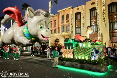 Photos Universals Christmas Holiday Parade Featuring Macys