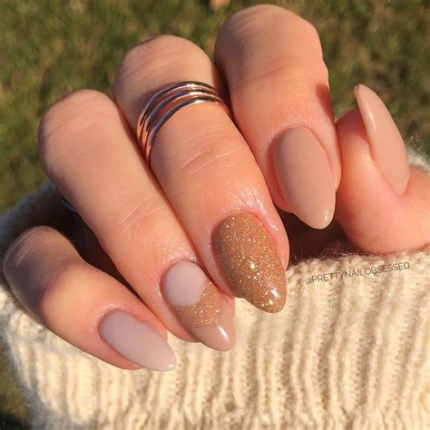 Fashionable Almond Nails For