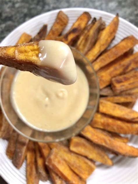 Remove potatoes from oven and serve with sriracha dipping sauce. Crispy Baked Sweet Potato Fries with Creamy Maple Dipping Sauce - How to Eat
