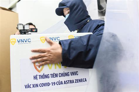 Xuất hiện thêm điểm nóng dịch bệnh. Những hình ảnh về đợt tiêm chủng vaccine ngừa Covid-19 tại ...