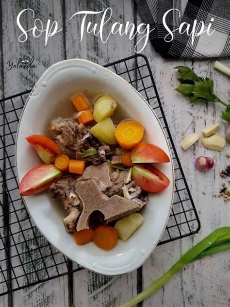 Mulai dari soto betawi dengan kuah santannya yang gurih, soto daging madura bumbu kuning, soto daging aceh, soto mie bogor, sampai soto medan dengan daging sapi yang mantap. Resep Sop Tulang Sapi yang Nikmat, Praktis Cara Masaknya